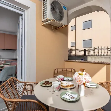 Rosa Walk To With Balcony - Happy Apartment Medulin
